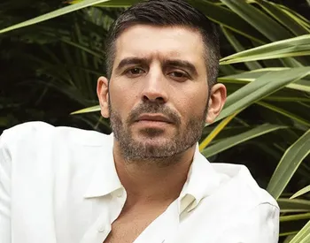 Cihangir Ceyhan, care joacă rolul Hayri &icirc;n serialul "Fata de la fereastră", schimbare spectaculoasă de look! Iată cum arată celebrul actor &icirc;n prezent