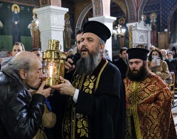 Calendar ortodox pentru ziua de 29 noiembrie 2025: Ce trebuie să facă fetele nemăritate în noaptea Sfântului Andrei pentru a-și visa ursitul! Rugăciunea vindecătoare rostită azi