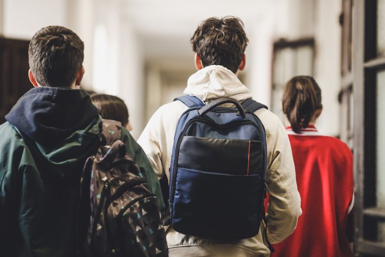 Elevi care stau de vorbă