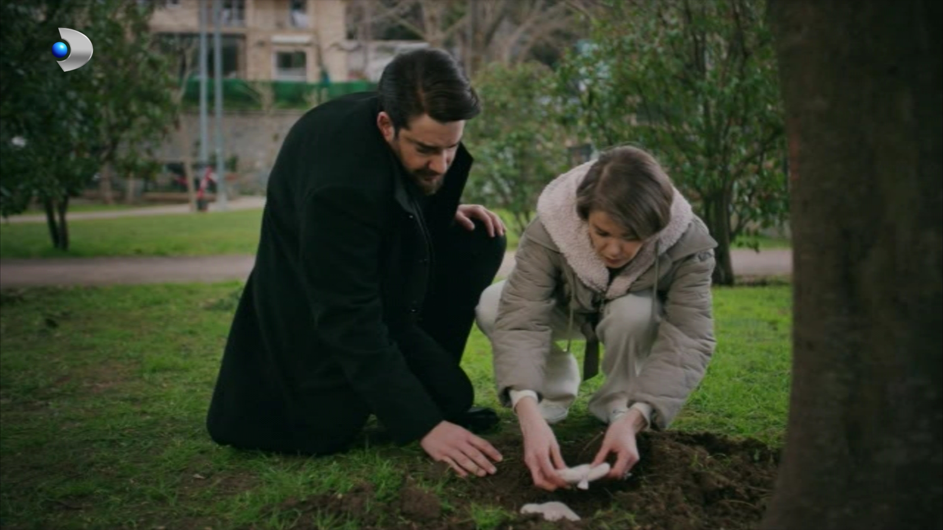 Rezumat episodul 34 „Fata de la fereastră”, difuzat în 21 noiembrie la Kanal D: Nalan pierde sarcina și se apropie tot mai mult de Hayri