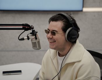 EXCLUSIV Adi Istrate, înainte de lansarea albumului „Transparent”: „Am preferat să spun lucrurile cântând”. Piesa „Ce ochi albaștri ai” a venit după o pauză de compus