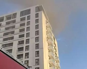 Foc puternic într-un imobil din București! Mai multe persoane au avut nevoie de îngrijiri în urma degajărilor mari de fum