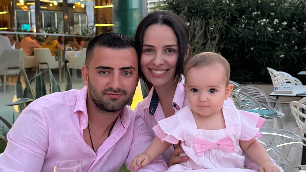 Incredibil ce gest a făcut mama Sarei, după ce micuța a fost condusă pe ultimul drum. Mama copilei care și-a găsit sfârșitul la stomatolog nu își poate reveni de durere