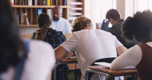 Elevi în sala de clasă