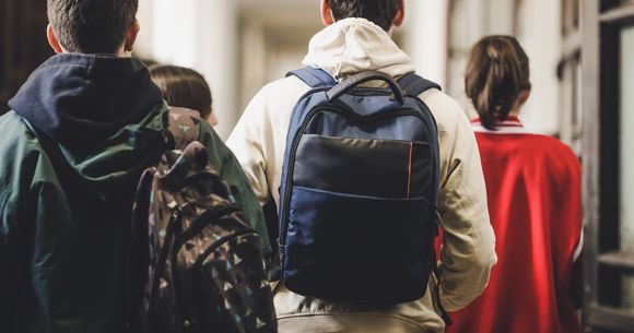 Elevi care stau de vorbă