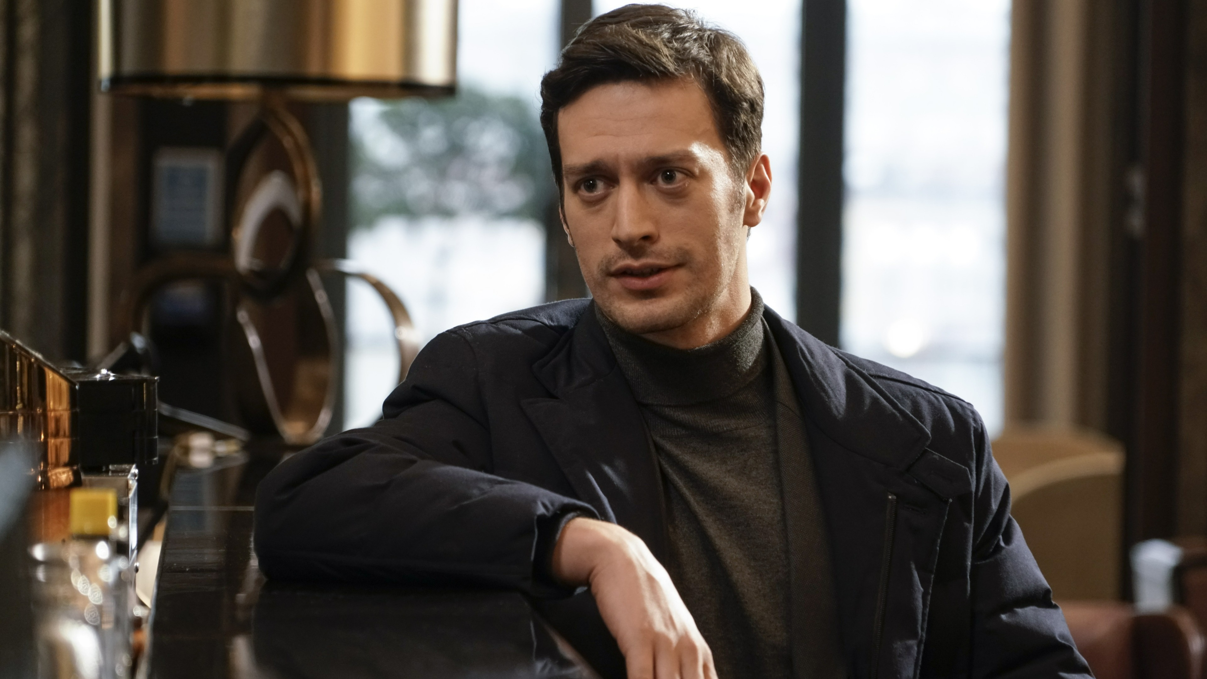 Feyyaz Şerifoğlu, actorul care joacă rolul principal Sedat în serialul "Fata de la fereastră", schimbare uluitoare de look! Iată cum arată acesta în prezent