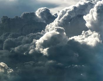 Ciclonul Adel aduce vreme severă în București până duminică. Meteorologii anunță ploi abundente și rafale de vânt