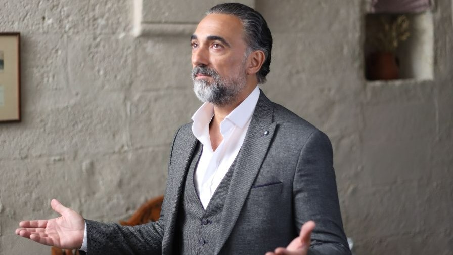 Selim Bayraktar, care joacă rolul Cevdet Yalcin în serialul turcesc „Dragostea te va face să plângi”, schimbare spectaculoasă de look! Iată cum arată celebrul actor în prezent
