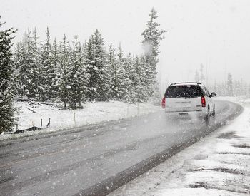 Ploi, lapoviță și ninsoare în acest weekend, în România. Stratul de zăpadă va ajunge până la 15 cm