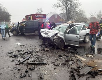 Șase victime, printre care și trei copii, în urma unui incident rutier grav în județul Suceava. Trei mașini au fost implicate