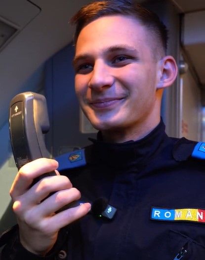 jandarm care a cantat la vioara in avion