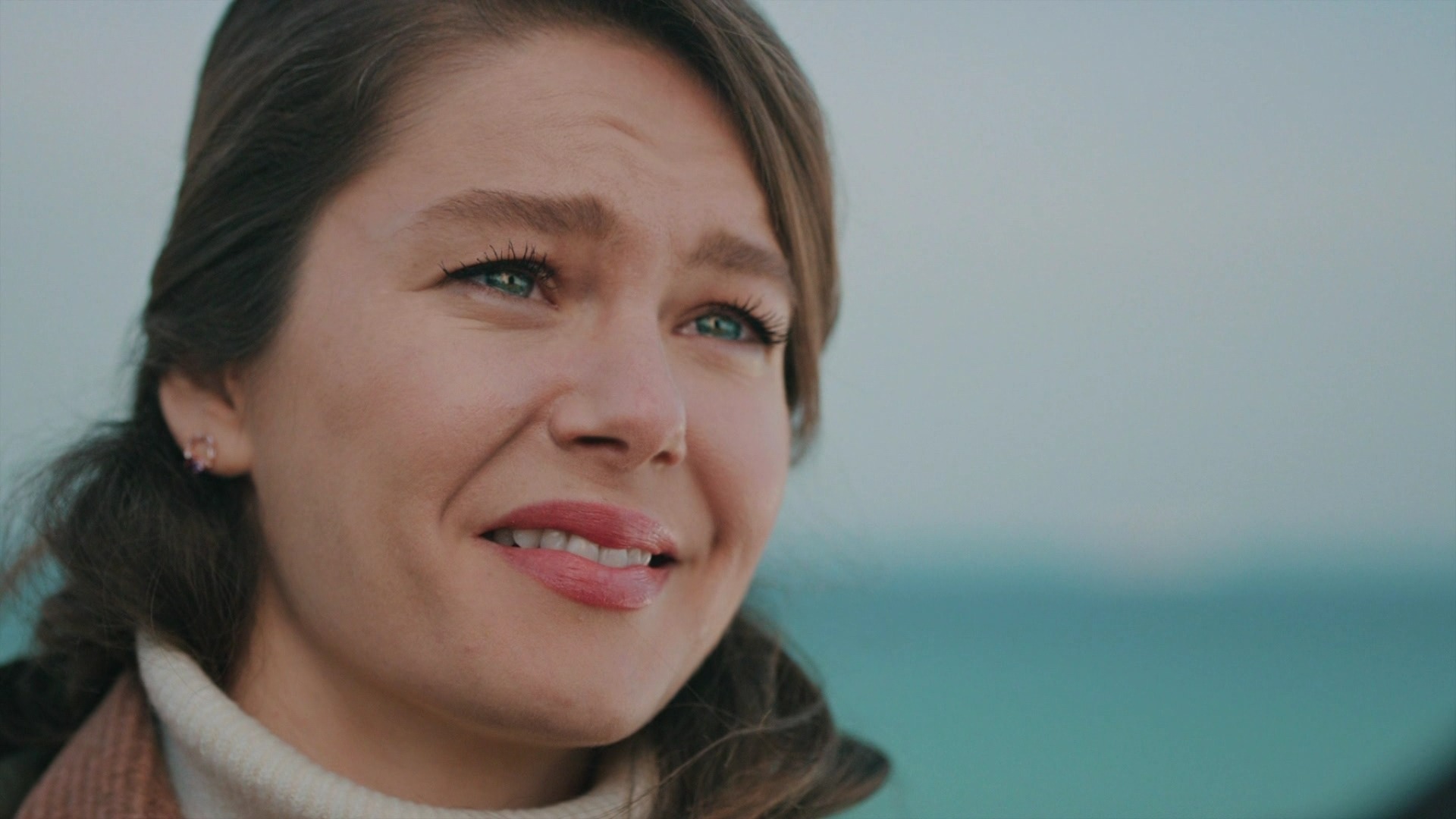 Burcu Biricik, protagonista serialului "Fata de la fereastră", gest impresionant! Iată cum a fost surprinsă celebra actriță dincolo de platourile de filmare