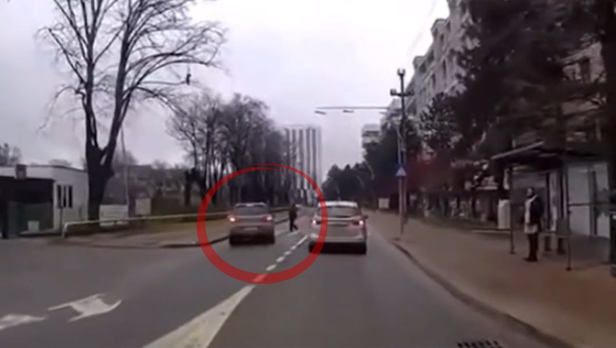 VIDEO | Un șofer a evitat în ultimul moment un pieton care traversa regulamentar strada, în Iași! Incredibil ce s-a întâmplat după manevra riscantă