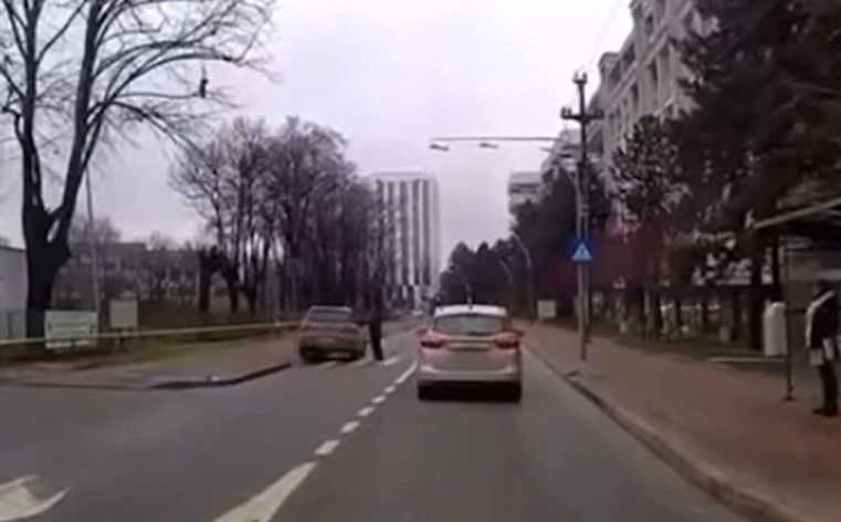 VIDEO | Un șofer a evitat în ultimul moment un pieton care traversa regulamentar strada, în Iași! Incredibil ce s-a întâmplat după manevra riscantă