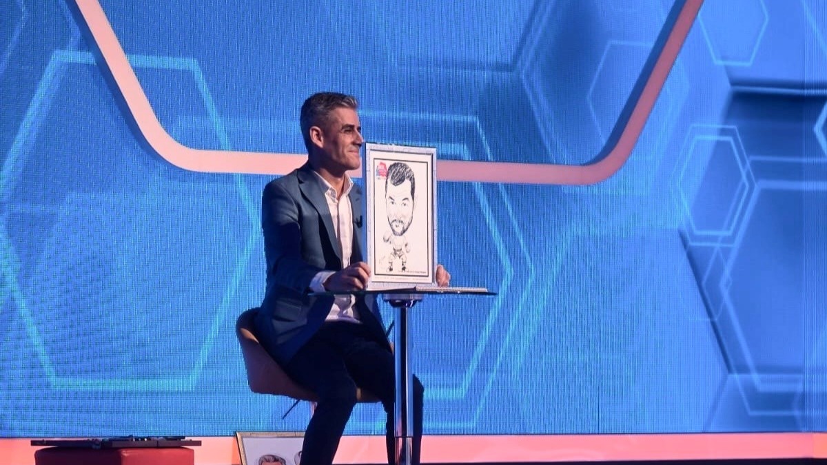 Cine este celebrul caricaturist care le-a realizat portretele campionilor de Aur. Invitat în ediția specială de 1 Decembrie „Jocul cuvintelor cu Dan Negru”, Gogu Neagoe a impresionat cu puterea sa de a surprinde esențialul chipului uman, cu umor și talent