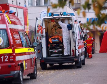 Un bărbat s-a stins din viață în fața spitalului, sub privirile îngrozite ale soției sale