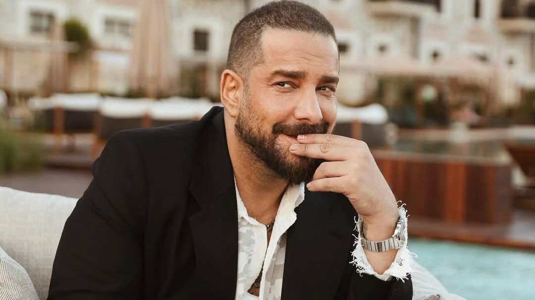 Enis Arikan, care joacă rolul Muzo, în serialul "Fata de la fereastră", surprins în compania celei mai iubite și importante femei din viața lui