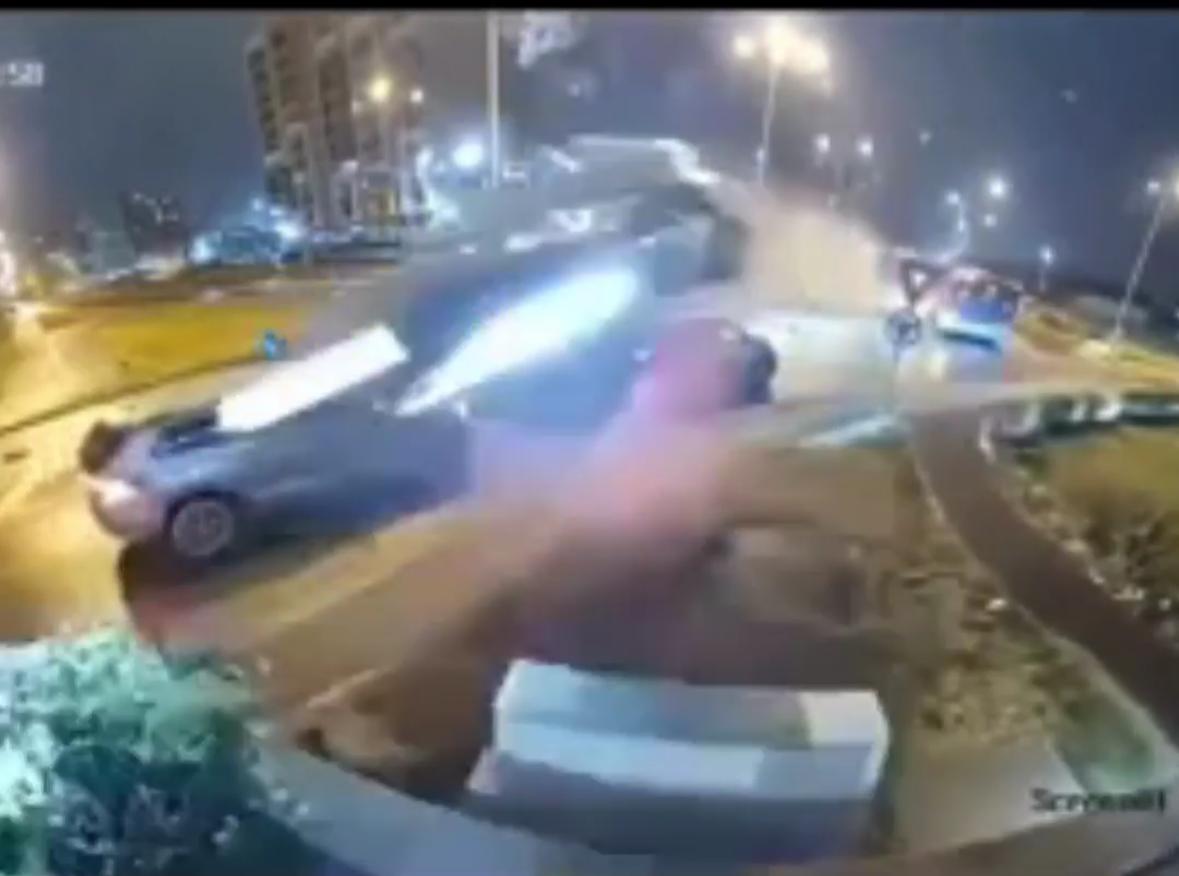 VIDEO Momentul în care un șofer din Oradea zboară cu mașina peste un sens giratoriu. Bărbatul  ar fi acuzat stări de rău înainte de incident