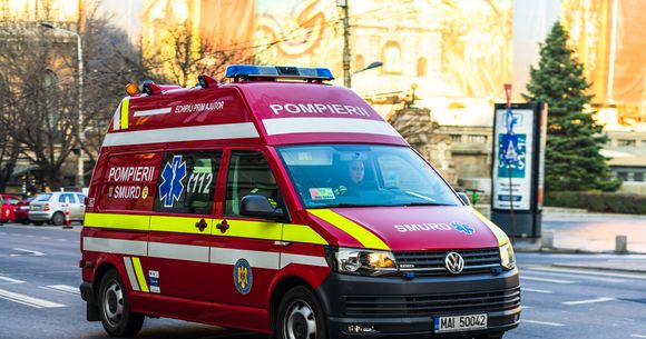 Un șofer de 26 de ani a lovit două ambulanțe, &icirc;n București