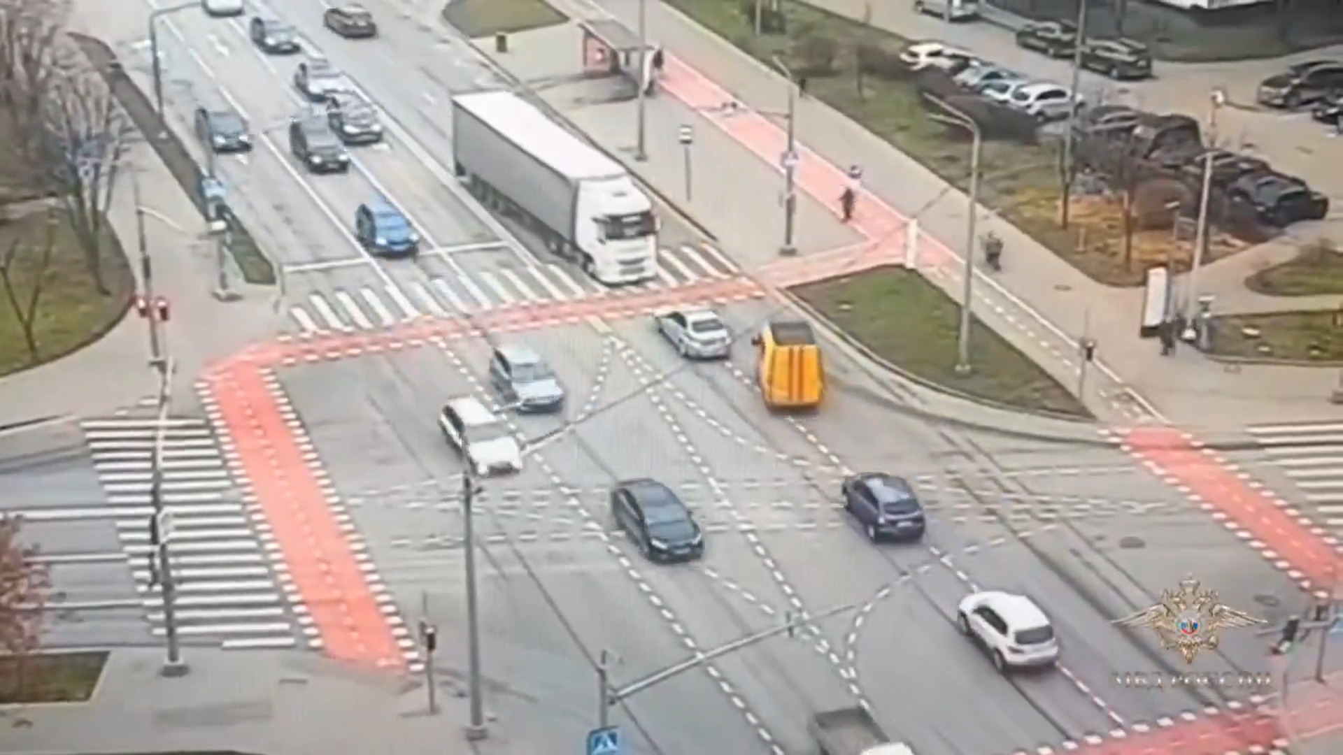 Un șofer de TIR s-a stins din viață la volan, iar camionul a circulat singur printr-o intersecție