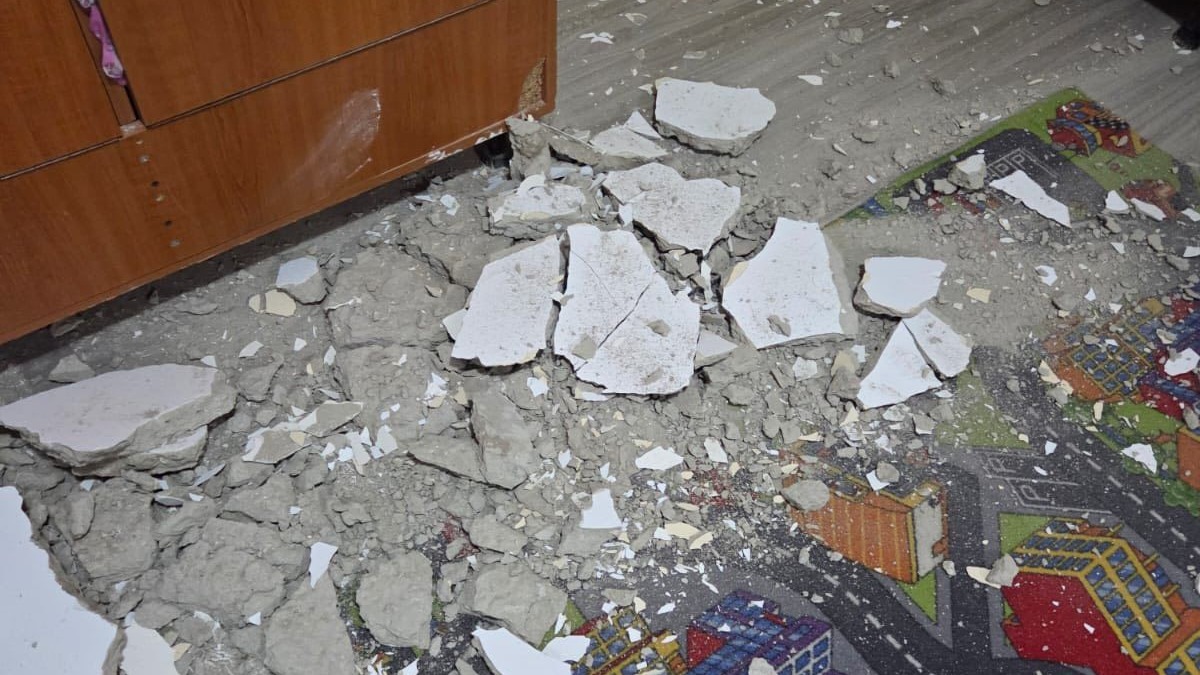 Tavanul unei grădinițe din Piatra-Neamț s-a prăbușit în timpul orelor! Elevii continuă orele online: „Siguranța celor mici nu poate fi negociată”
