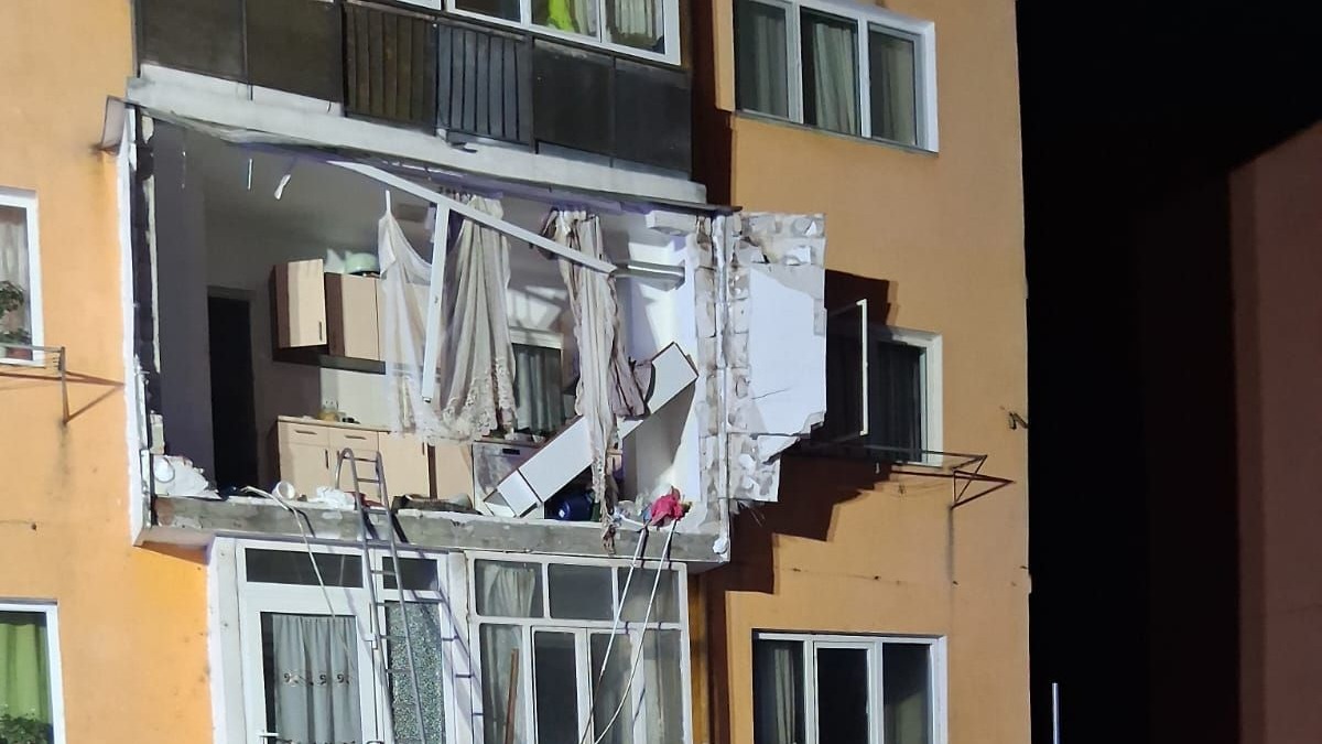 O deflagrație puternică a avut loc într-un bloc din Bihor! O femeie a fost aruncată în afara locuinței