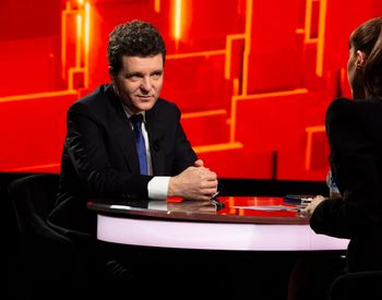 Nicușor Dan, Președintele Rom&acirc;niei, omul cu funcția cea mai &icirc;naltă &icirc;n stat, este invitat să răspundă celor mai arzătoare &icirc;ntrebări, aflate pe buzele tuturor! Interviu eveniment, s&acirc;mbăta aceasta, de la 23:00, la "40 de &icirc;ntrebări cu Denise Rifai"
