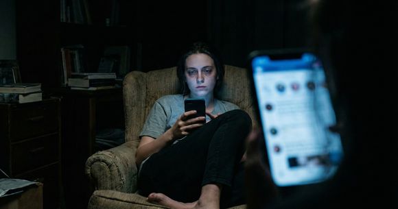 Mulți oameni se luptă să-și controleze atenția, deoarece doomscrolling-ul alimentează anxietatea constantă online și supra&icirc;ncărcarea digitală.