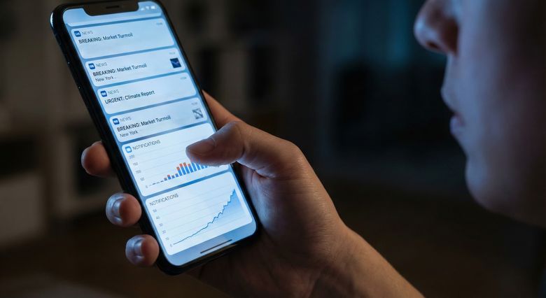 Mulți oameni se luptă să-și controleze atenția, deoarece doomscrolling-ul alimentează anxietatea constantă online și supraîncărcarea digitală.