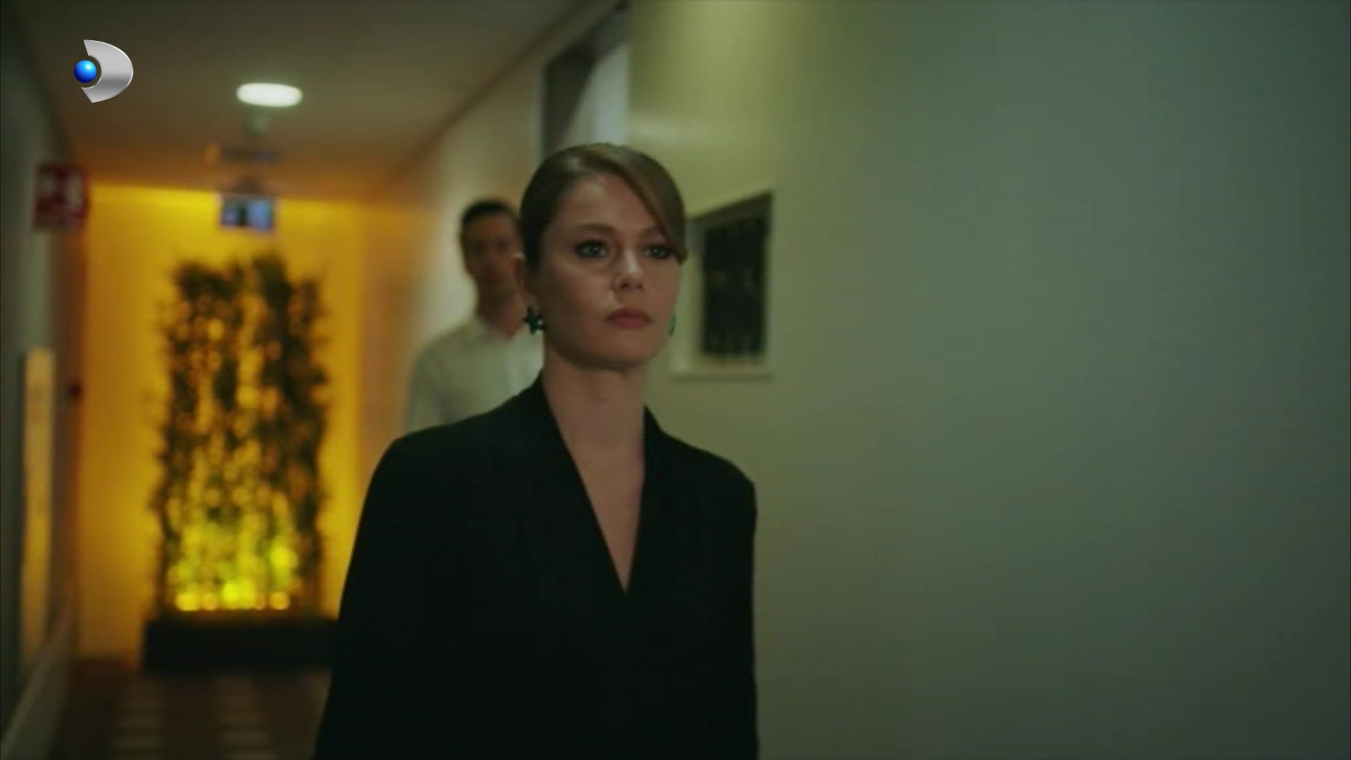 Rezumat episodul 53 „Fata de la fereastră”, difuzat în 18 decembrie la Kanal D: Feride îl anunță pe Rafet că Sedat urmează să aibă un copil cu Cana