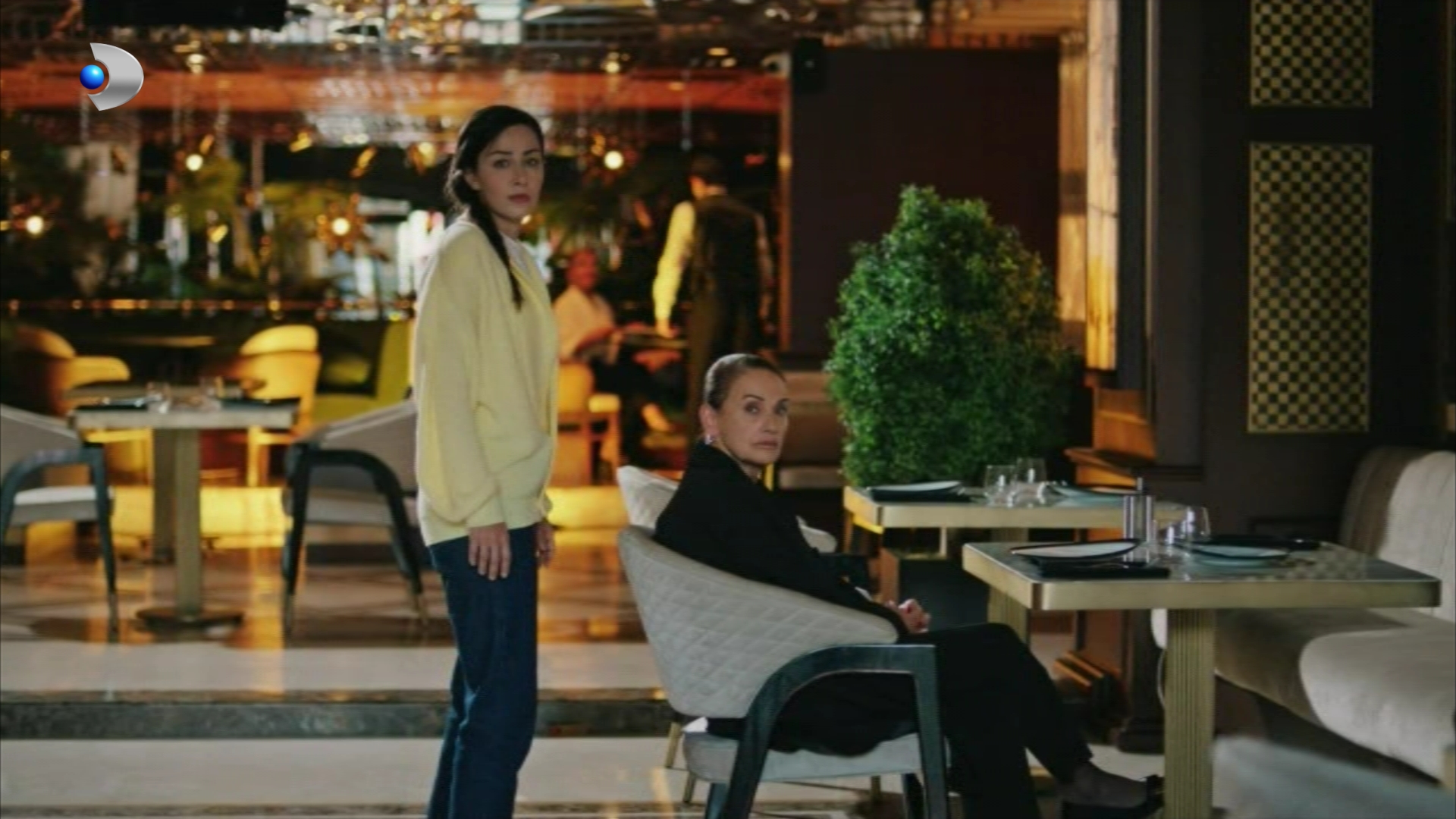 Rezumat episodul 55 „Fata de la fereastră”, difuzat în 22 decembrie la Kanal D: Selen observă relația tot mai apropiată dintre Nalan și Hayri și începe să îi urmărească la fiecare pas