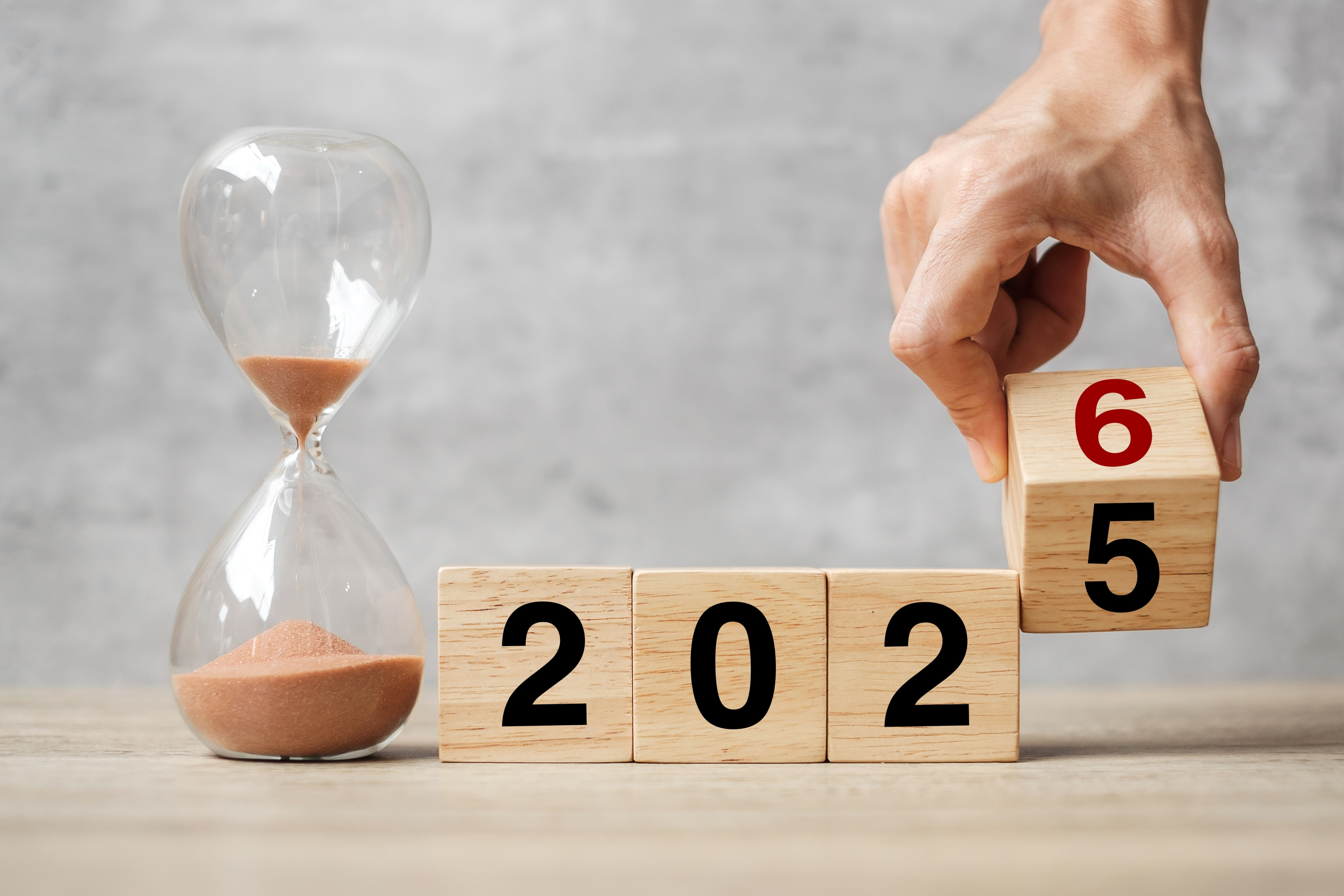 Superstiții de Revelion 2026: De ce nu este bine să arunci gunoiul în ziua de 31 decembrie, ci abia a doua zi