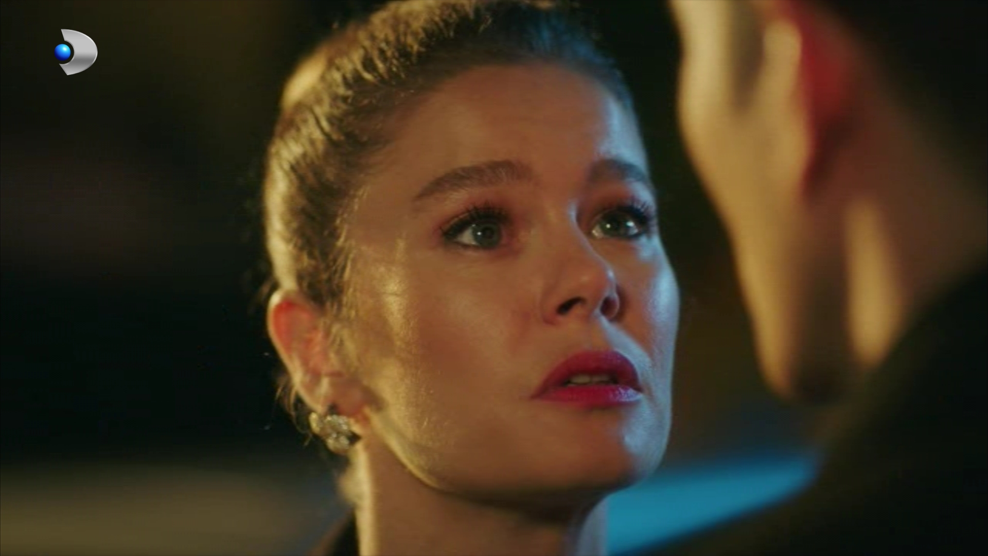 Rezumat episodul 56 „Fata de la fereastră”, difuzat în 23 decembrie la Kanal D: Feride îl amenință pe Sedat că Nalan va divorța de el