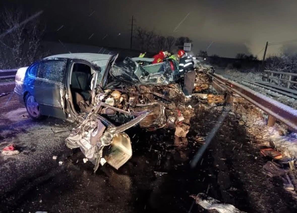 Un tânăr și-a pierdut viața, în Ajun de Crăciun, după ce două autoturisme s-au ciocnit violent, în Suceava