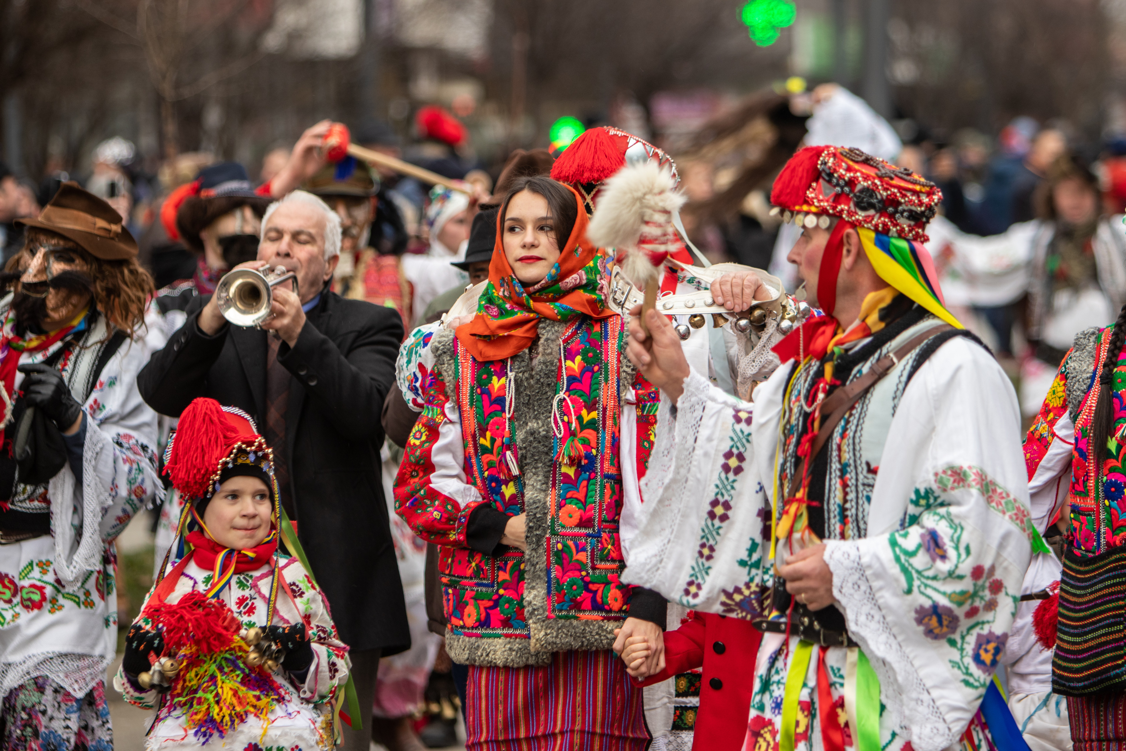 Tradiții și obiceiuri în noaptea de Revelion 2026. Mersul cu Plugușorul