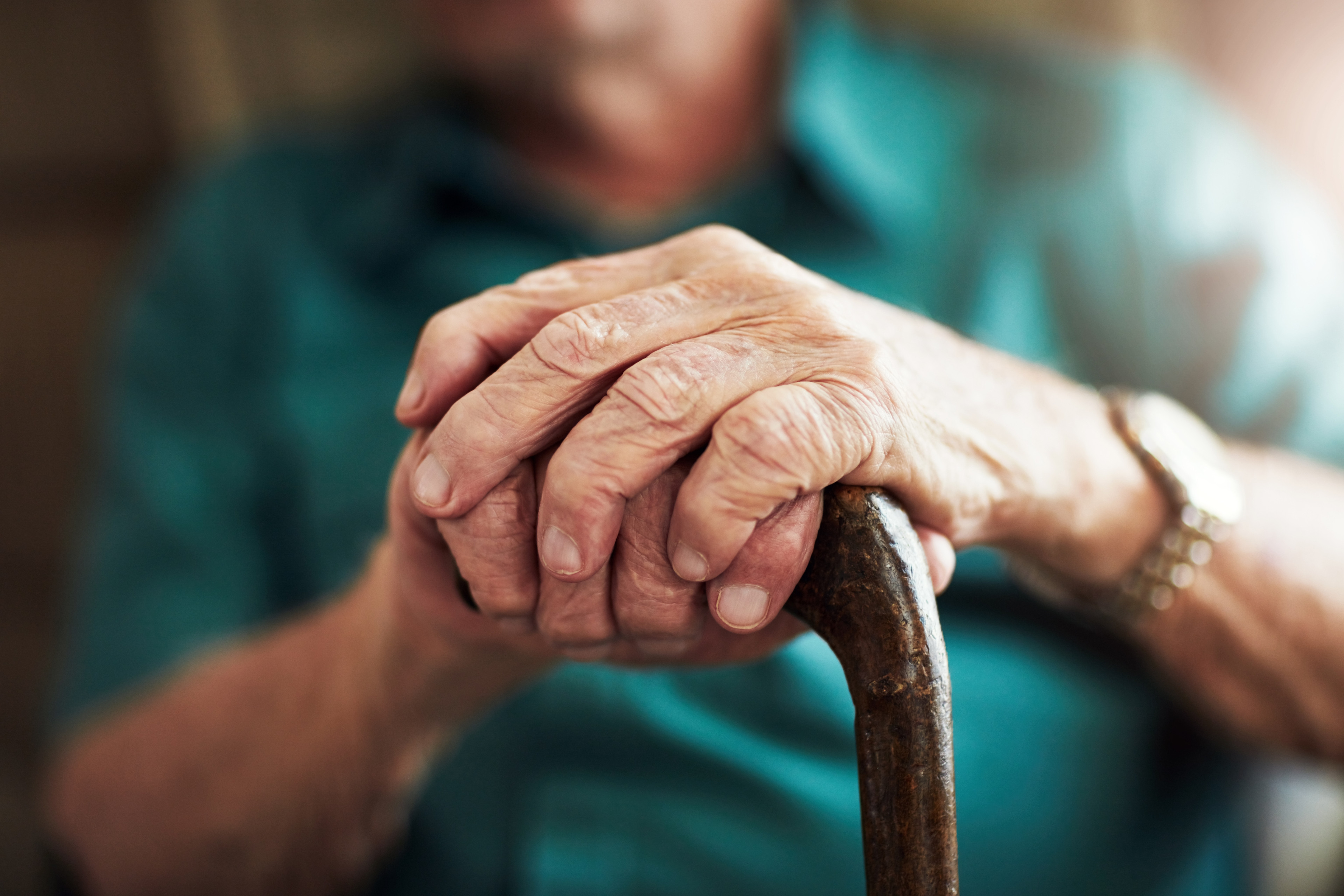 Cine sunt pensionarii care pot beneficia de indemnizația socială și în 2026. Cum se calculează aceasta