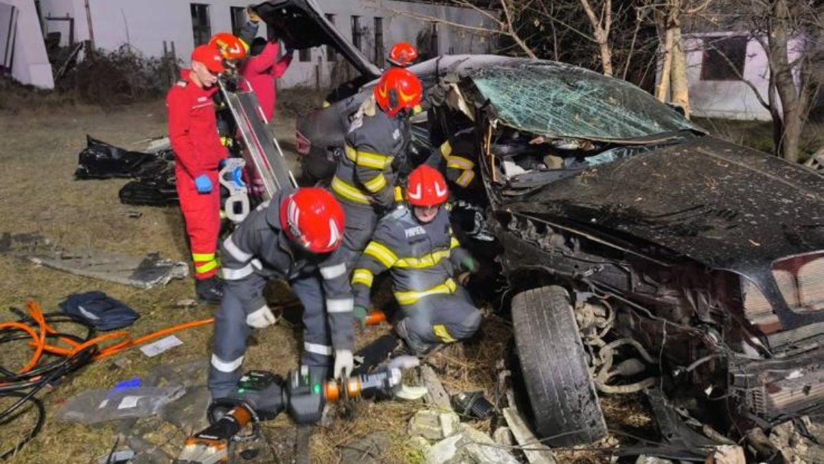 Două vieți curmate în a doua zi de Crăciun, în Bistrița-Năsăud! O tânără de 20 și un tânăr de 22 de ani au pierit după ce șoferul a pierdut controlul volanului. Acesta se întorcea din club