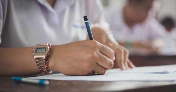 Elevi &icirc;n sala de clasă