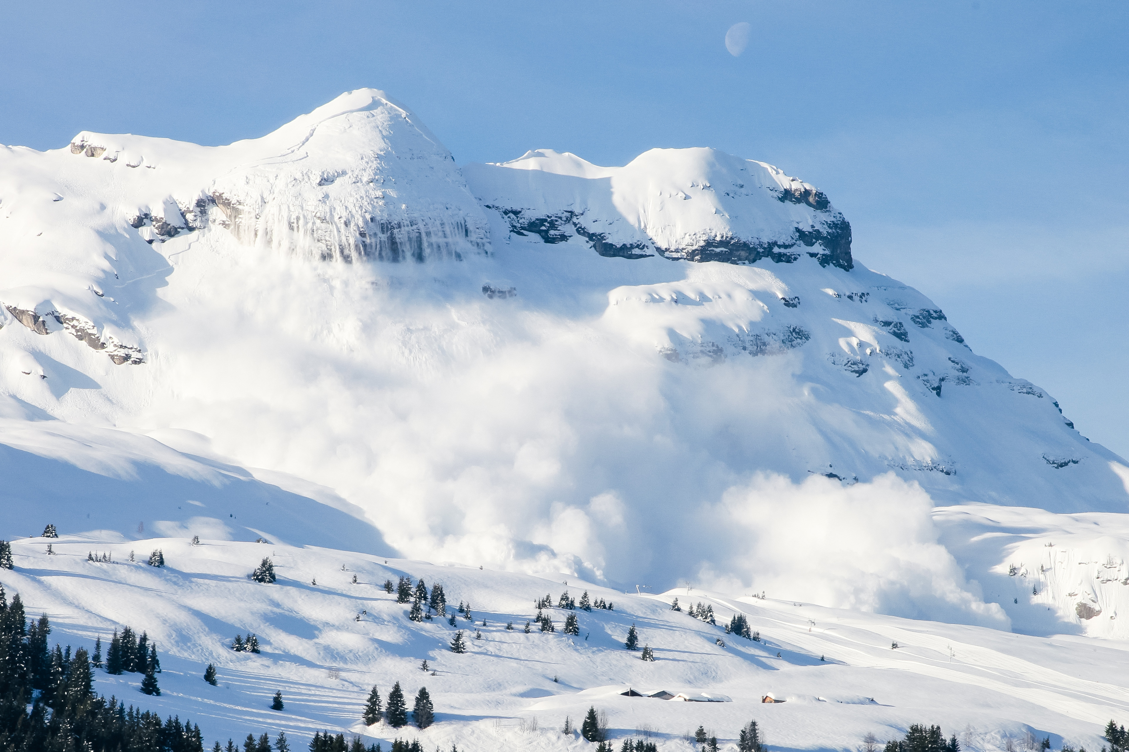 Două persoane și-au pierdut viața și alte câteva sunt rănite după o serie de avalanșe produse în Alpii italieni