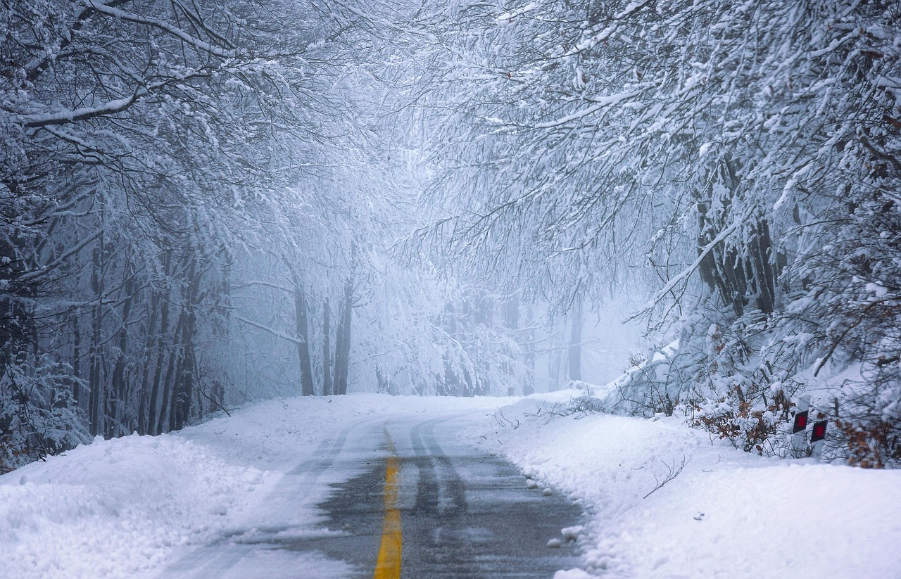 Ninge în aproape toată România, în aceste momente. Lista zonelor afectate de restricții de circulație