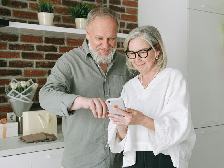 batrani care se uita in telefon