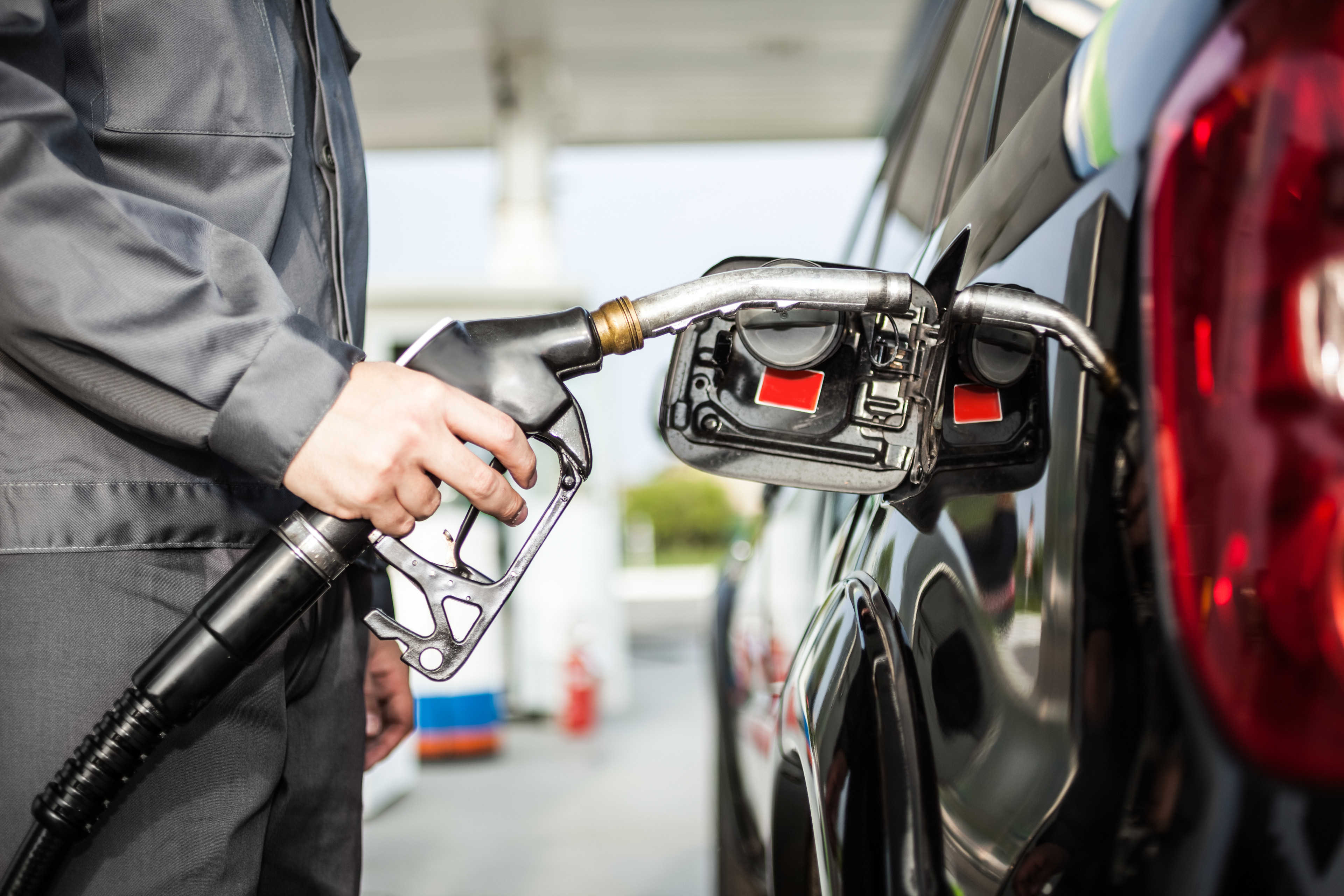 Preț carburanți luni, 12 ianuarie 2026: Prețul carburanților a crescut. Cât costă un litru de benzină azi