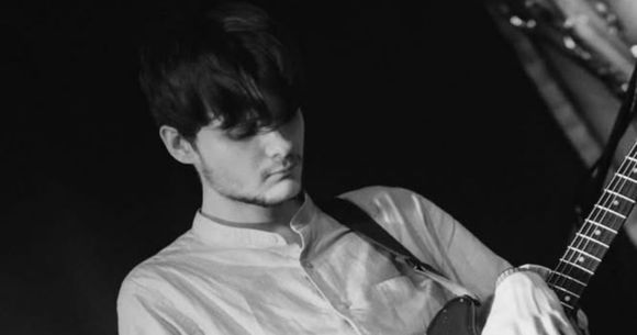 Chitaristul Matt Kwasniewski-Kelvin 