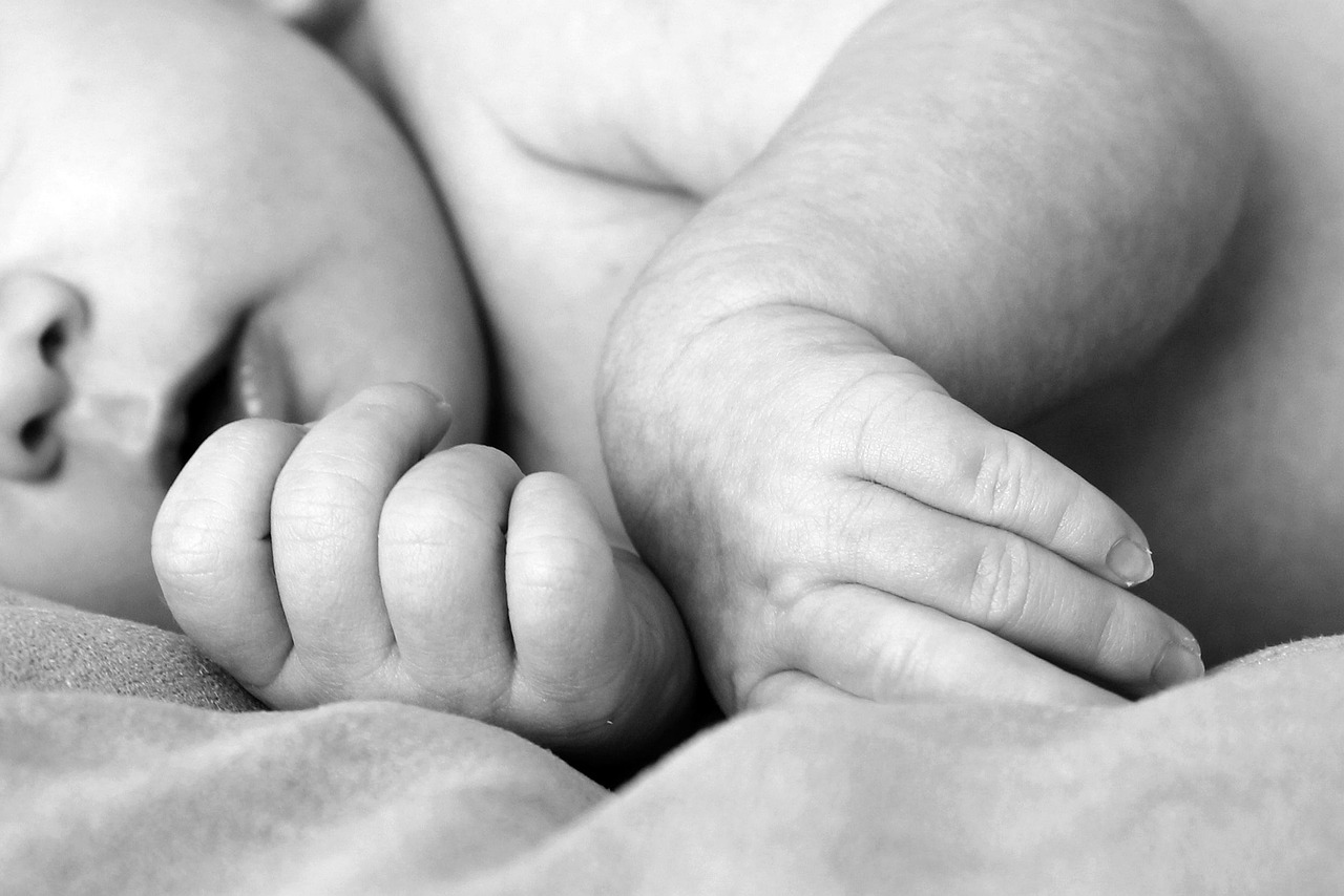 Au fost făcute publice rezultatele autopsiei în cazul bebelușului care și-a pierdut viața la Craiova, la scurt timp după naștere. Ce arată raportul