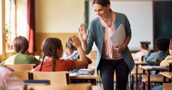 Elevi &icirc;n sala de clasă