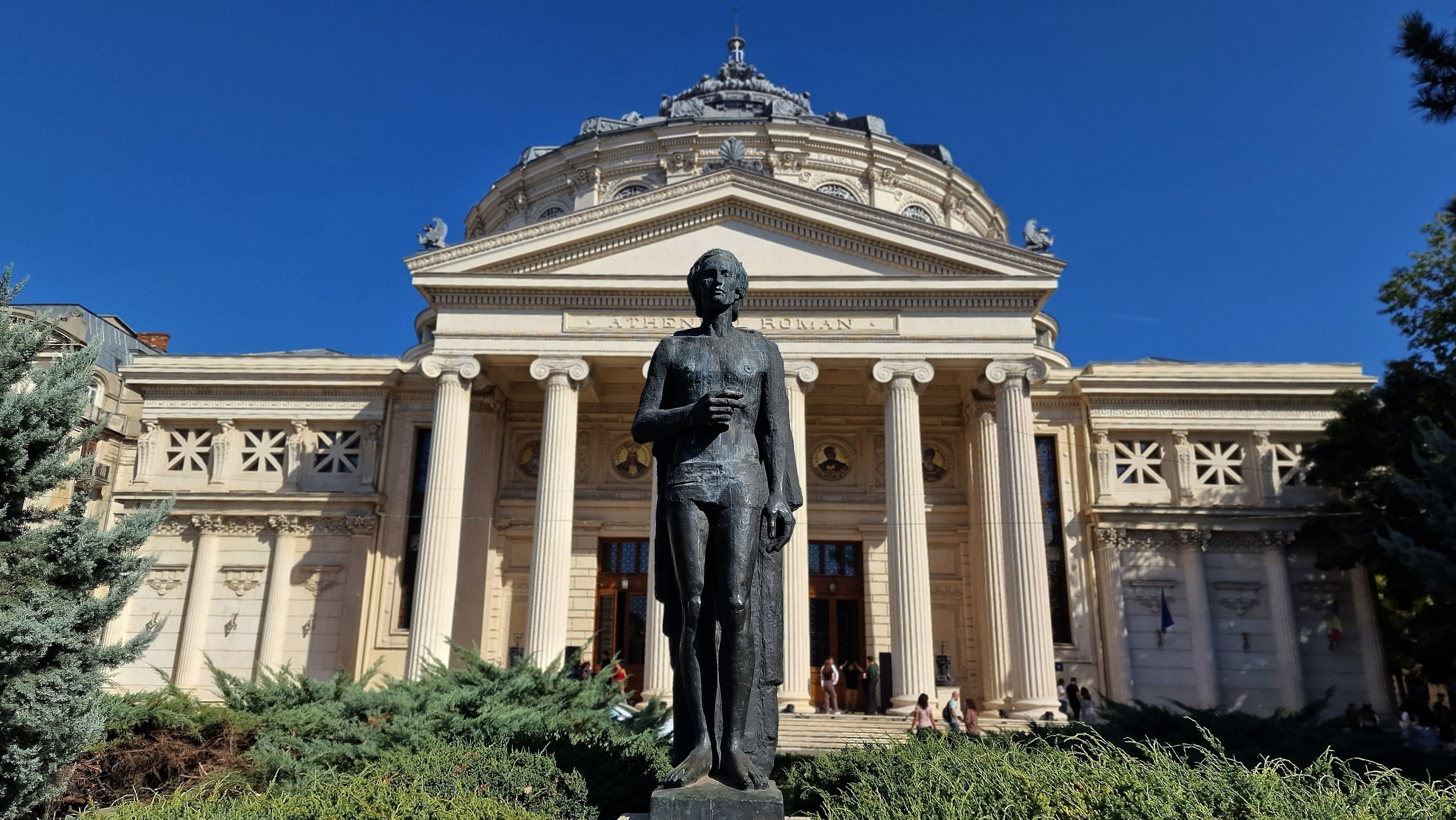 Azi se împlinesc 176 de ani de la nașterea poetului Mihai Eminescu. Acesta va fi comemorat la Cimitirul Bellu din București