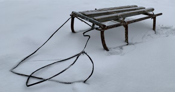 un adolescent a intrat cu sania intr-un cap de pod
