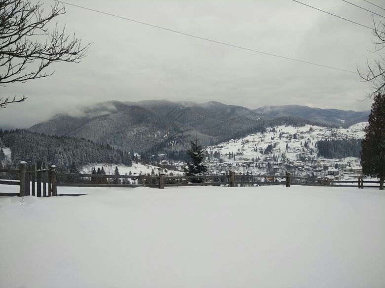 un adolescent a intrat cu sania intr-un cap de pod