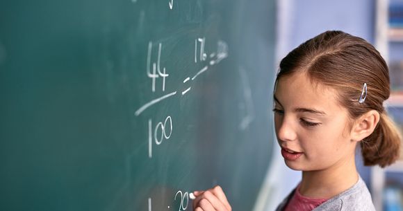 Elevi &icirc;n sala de clasă