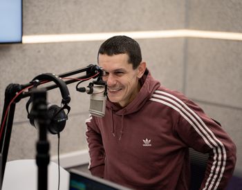 INTERVIU EXCLUSIV: &rdquo;Plaha&rdquo; &ndash; &icirc;ntre realitate și ficțiune. Iulian Postelnicu, despre rolul său &icirc;n serialul momentului: &rdquo;Este o oglindă&rdquo;
